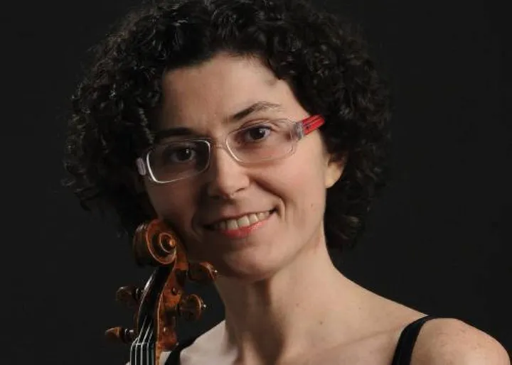 La violinista e direttrice artistica Chiara Morandi suonerà il prossimo 15 gennaio nell’Auditorium di Palazzo Blu accompagnata dall’Estrorchestra