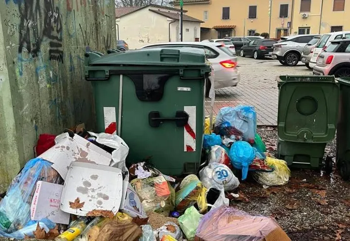 Il cumulo dei rifiuti. alla fermate del bus, sul posto hanno fatto un sopralluogo i consiglieri comunali della Lega che chiedono un intervento al sindaco