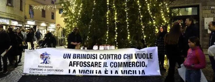 Brindisi. in piazza per manifestare contro l’ordinanza anti-alcol (. Foto Borghesi