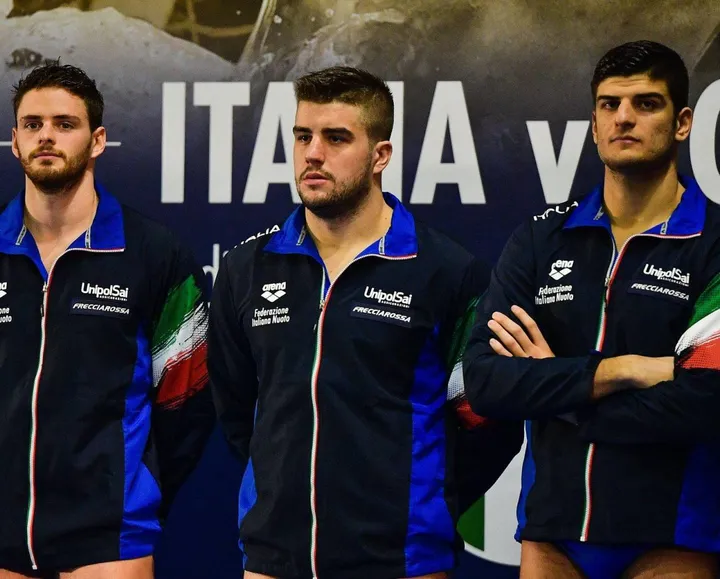 Lorenzo Bruni (al centro) con la divisa della Nazionale
