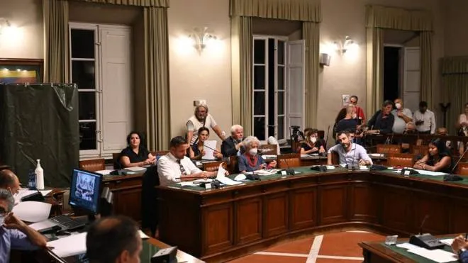 I banchi dell’opposizione in consiglio comunale (foto Alcide)