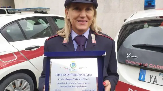 Nicoletta Gabbriellini con il riconoscimento. del Gran galà dello sport