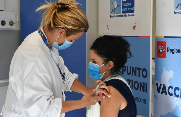 Una vaccinazione al centro allestito dall’azienda sanitaria nel vecchio ospedale di Massa (foto Nizza di archivio)