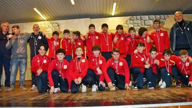 La squadra giovanile del San Giusto Le Bagnese (anno 2010) sul palco dell’oratorio Don Bosco alla presentazione di tutti i team della società scandiccese