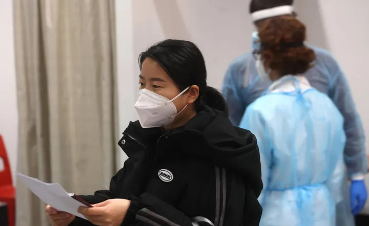 I passeggeri in arrivo dalla Cina vengono sottoposti al tampone obbligatorio per scongiurare la circolazione di nuove varianti del virus Covid-19