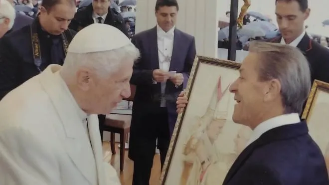 L’artista Pietro Pegollo con. Papa Benedetto XVI durante l’udienza del mercoledì in Vaticano