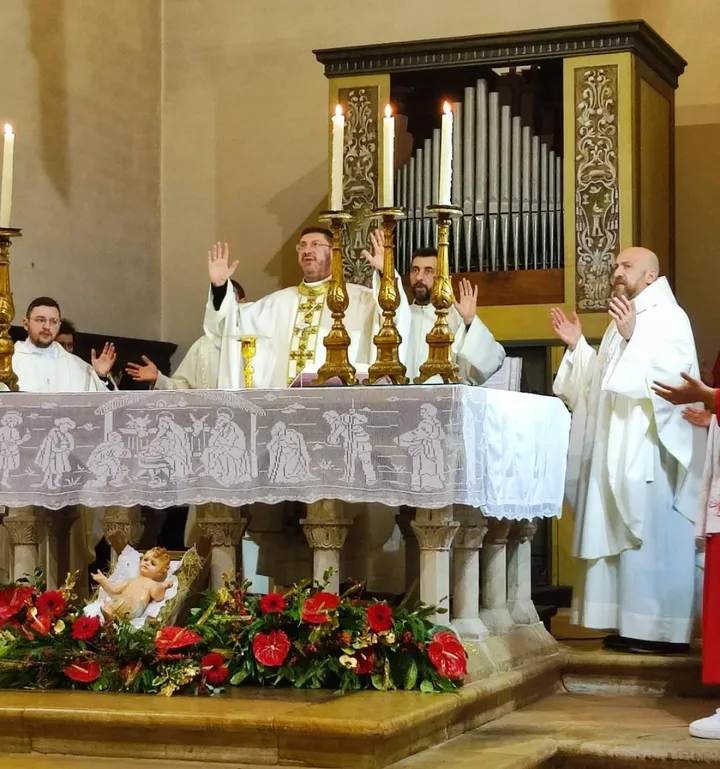 Un momento della celebrazione religiosa del primo gennaio officiata dal vescovo Luciano