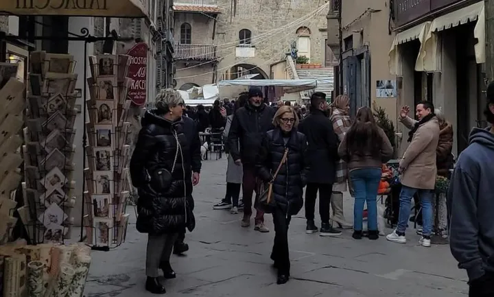 Gente per le vie del centro storico di Cortona, da sempre meta di tanti turisti