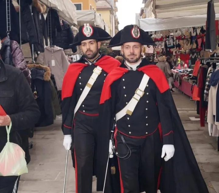 Carabinieri in alta uniforme mentre passeggiano nel centro storico di Carrara