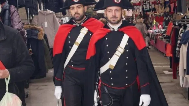 Carabinieri in alta uniforme mentre passeggiano nel centro storico di Carrara