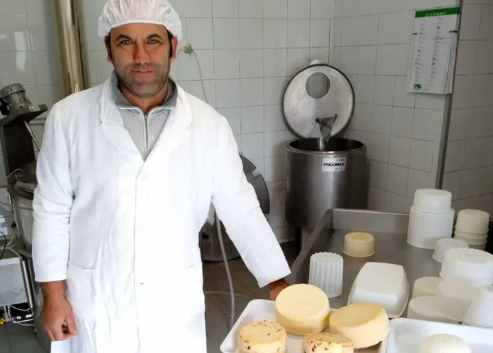 Il titolare de La Pergola, Paolo Rossi, mostra i formaggi prodotti dalla sua azienda