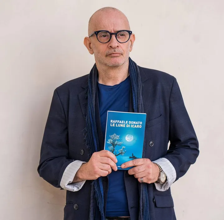 Raffaele Donato con uno dei suoi libri nella foto di Luca Brunetti: l’autore è molto legato a Pisa