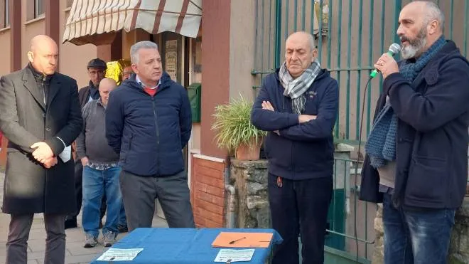 I responsabili dell’associazione Tive6 consegnano il defibrillatore al quartiere della Lizza, alla presenza del sindaco Pierluigi Peracchini