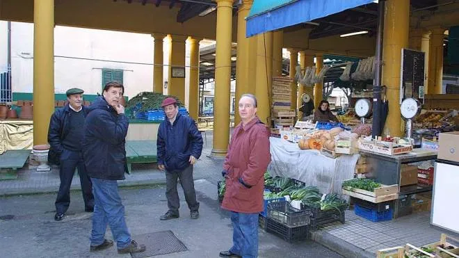Foto amarcord: quando il mercato coperto era vivo e vitale. Molti anni fa