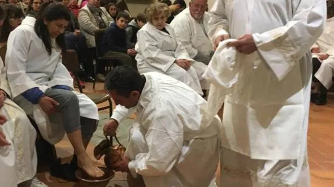 Beatrice Pagliai durante la cerimonia della lavanda dei piedi insieme a don Paolo Tofani e al marito
