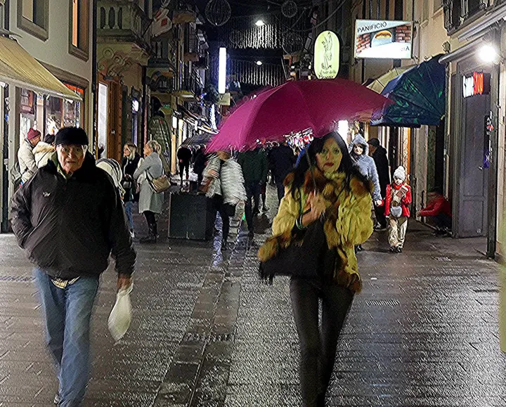 La pioggia di ieri ha frenato lo shopping nella prima domenica dei saldi in Passeggiata, in centro città e anche nelle altre località della Versilia