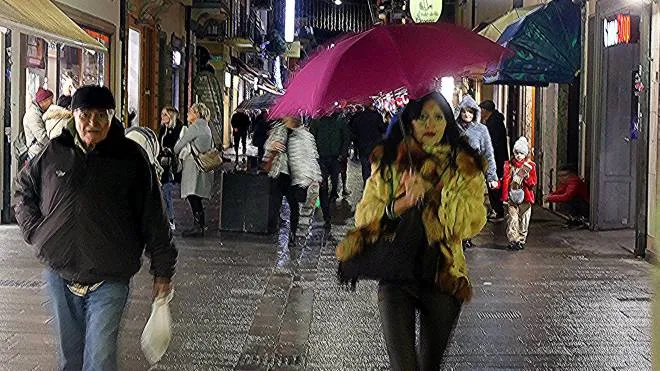 La pioggia di ieri ha frenato lo shopping nella prima domenica dei saldi in Passeggiata, in centro città e anche nelle altre località della Versilia