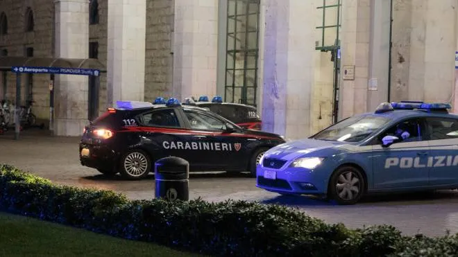 Controlli di notte con polizia e carabinieri davanti all’ingresso della Stazione centrale: secondo il. M5S per la zona serve invece un pattugliamento dinamico