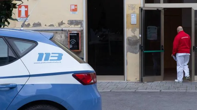 Piantonato in ospedale: la Volante all’entrata del reparto di psichiatria del Santa Chiara (. foto Del Punta/Valtriani