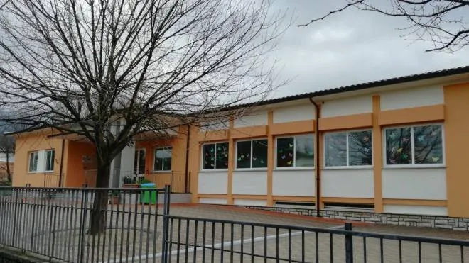 L’esterno della scuola primaria «Tommaseo» di Segromigno Monte, dove saranno fatti. importanti lavori per incrementare la sicurezza, l’efficienza energetica e i servizi