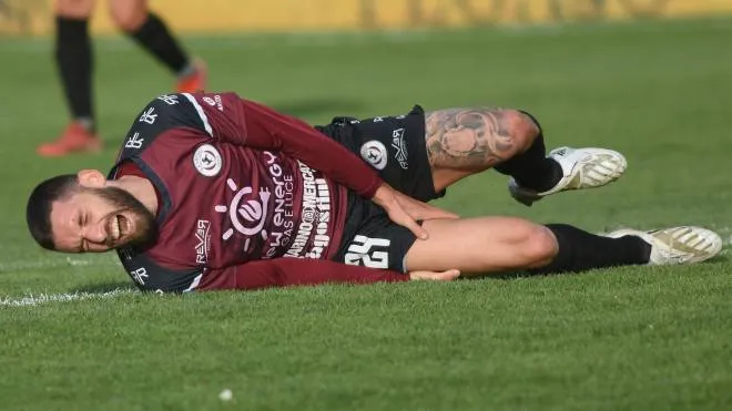 Il centrocampista Fabio Foglia in terra durante la partita con il Pineto: l’Arezzo è stato beffato al 94’ in contropiede