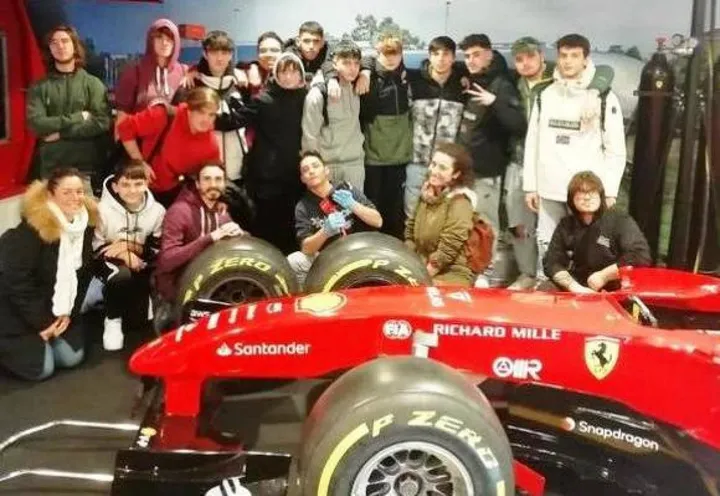La foto di gruppo degli studenti scattata nel museo Ferrari, a Marenello