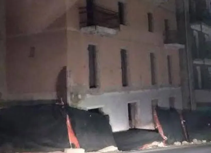 La situazione dell’ex albergo Siviglia in via Buozzi a Chianciano Terme: le reti di contenimento si sono staccate. Pericoli per la sicurezza nella zona