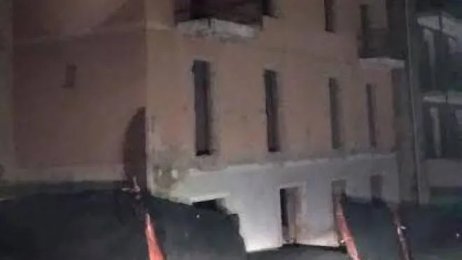 La situazione dell’ex albergo Siviglia in via Buozzi a Chianciano Terme: le reti di contenimento si sono staccate. Pericoli per la sicurezza nella zona