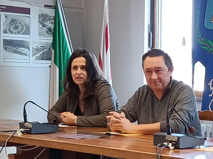 L’assessora alla cultura Fioravanti con il sindaco Bosi alla presentazione del «Mese di Bartolini» che si concluderà il 4 febbraio con la visita guidata bilingue degli studenti