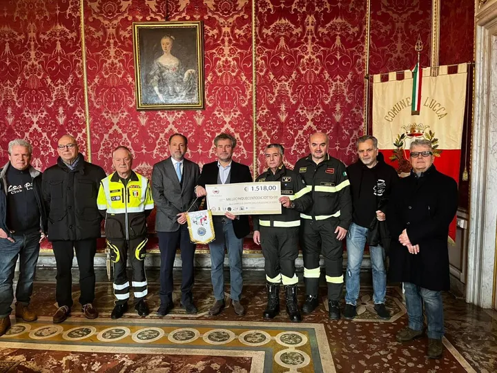 La delegazione ricevuta a Palazzo Orsetti dal sindaco Mario Pardini e l’assegno per le vittime di Torre