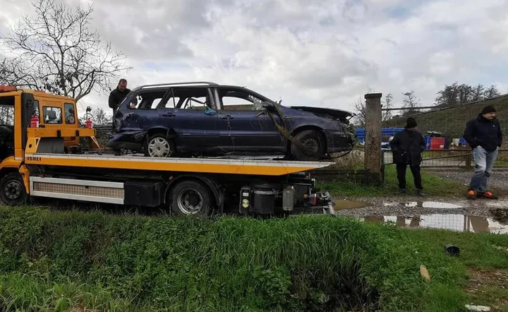 La rimozione di una delle auto abbandonate in via Volpini. dove è in corso un intervento di bonifica