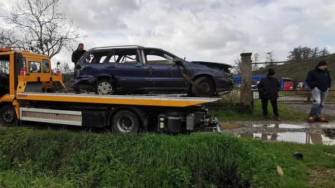 La rimozione di una delle auto abbandonate in via Volpini. dove è in corso un intervento di bonifica