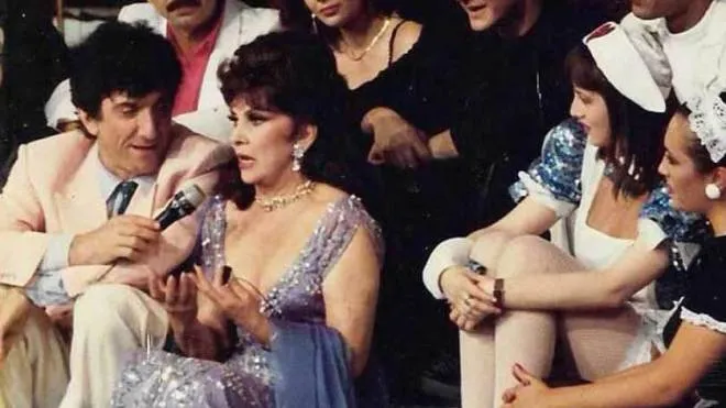 Gina Lollobrigida con Gigi Proietti al Teatro Verdi nel 1988