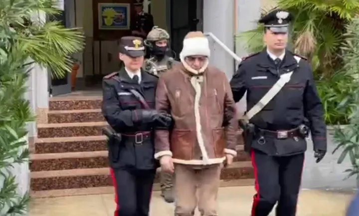 Il momento dell’arresto del boss mafioso Matteo Messina Denaro scortato dai carabinieri