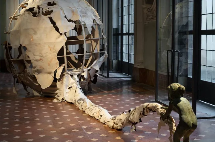«Io siamo tessuto» è una delle opere di Christian Balzano a Palazzo Medici Riccardi