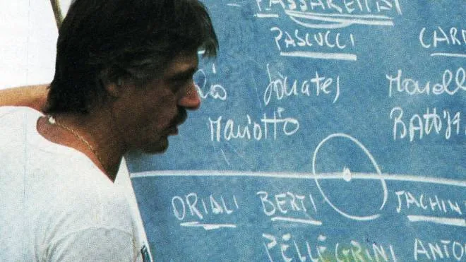 La lavagna di Aldo Agroppi nel ritiro di Serramazzoni: Mariotto accanto a Socrates