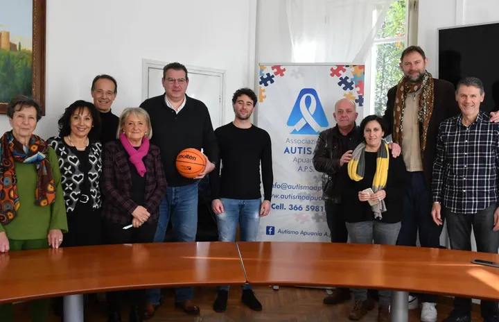 La presentazione di ’Basket Aut’ a Montignoso con tutti i promotori del progetto. Giacomo Galanda è il secondo da destra