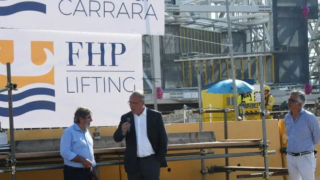 Mario Sommariva nel porto di Marina di Carrara