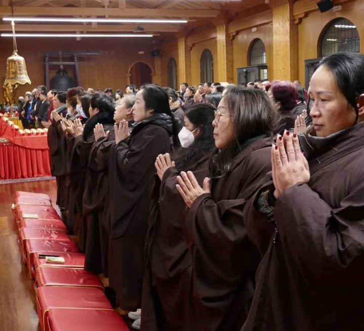 La cerimonia di apertura dell’Anno del Coniglio, il capodanno cinese, al Tempio buddista (Attalmi)