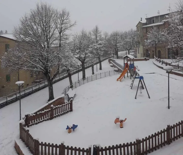 Un’immagine di Castiglione d’Orcia imbiancata dalla neve (Foto Palmieri)