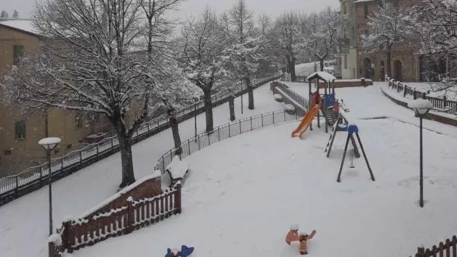 Un’immagine di Castiglione d’Orcia imbiancata dalla neve (Foto Palmieri)