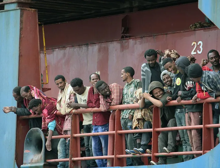 Sbarco di migranti al molo Garibaldi (immagine di archivio)