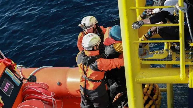 I soccorsi della Geo Barents alla nave di migranti ieri al largo della Libia (foto Medici senza frontiere)