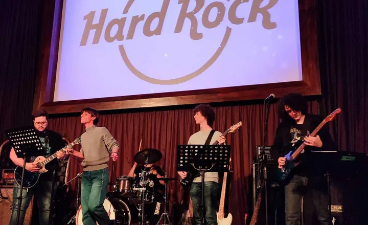 Domenica pomeriggio sul palco dell’Hard Rock Cafe i giovani della School Rock