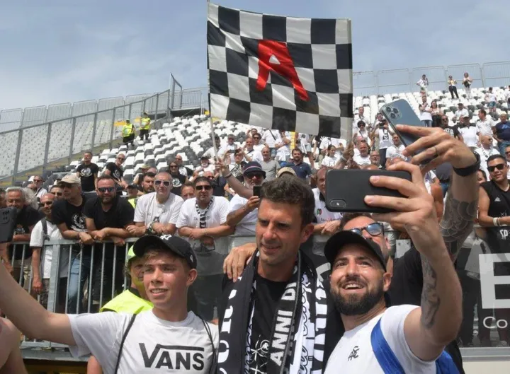 Thiago Motta festeggia la salvezza con i tifosi della curva Piscina (foto Andreani)