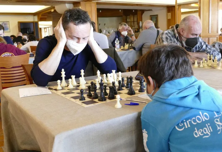 Una sfida in un torneo di scacchi (foto d’archivio)