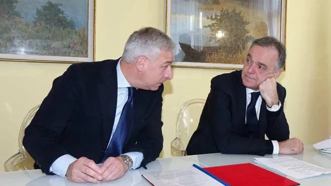 La firma degli accordi di programma sul porto con l’ex presidente Enrico Rossi