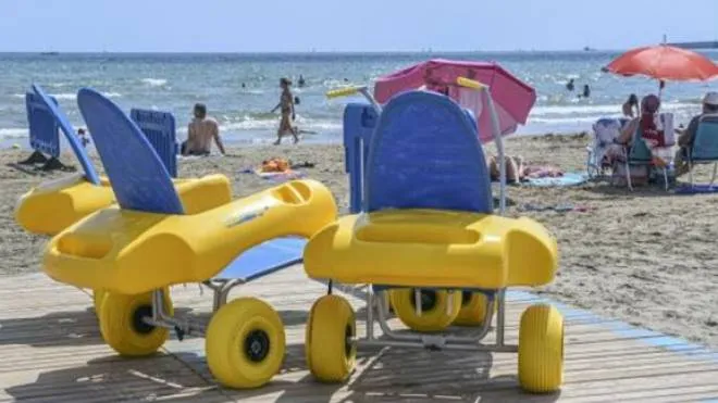 Un modello di poltroncine da spiaggia per disabili e, sotto, la situazione a Fiumaretta
