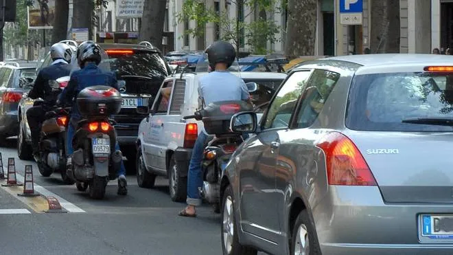 Traffico bloccato in viale Dei Mille spesso a causa delle auto in sosta in doppia fila