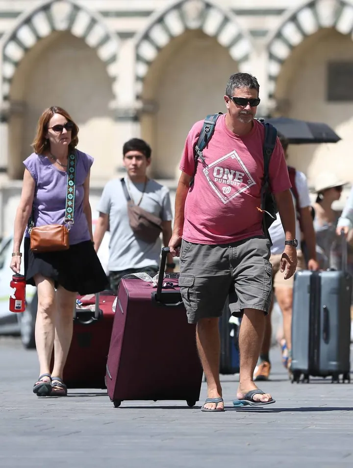 Turisti in arrivo a Firenze. L’aumento della tassa di soggiorno preoccupa le associazioni di categoria delle strutture ricettive